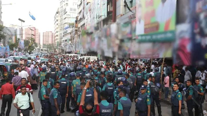 নয়াপল্টনে_পুলিশের_ব্যাপক_উপস্থিতি_সতর্ক_বিএনপির_নেতাকর্মীরা